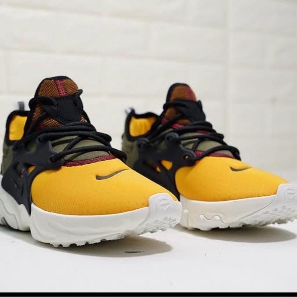 Nike Air React Presto Mid Utility
Menβs Nike Colorful Patterned Fabric - Picture 2 of 7